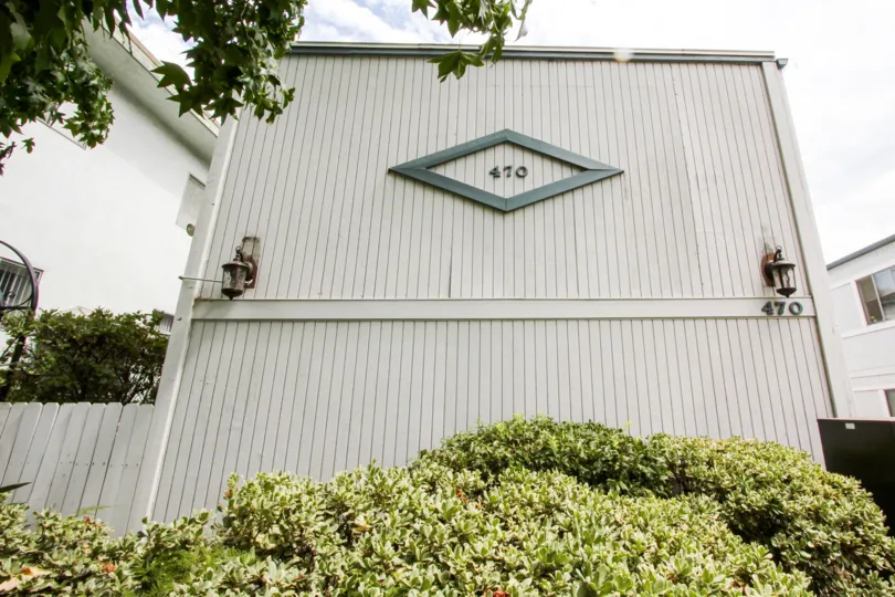 The address on the Vista Los Robles building