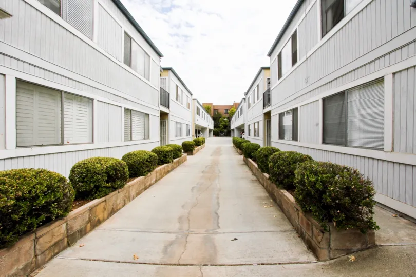 The walkway through Vista Los Robles