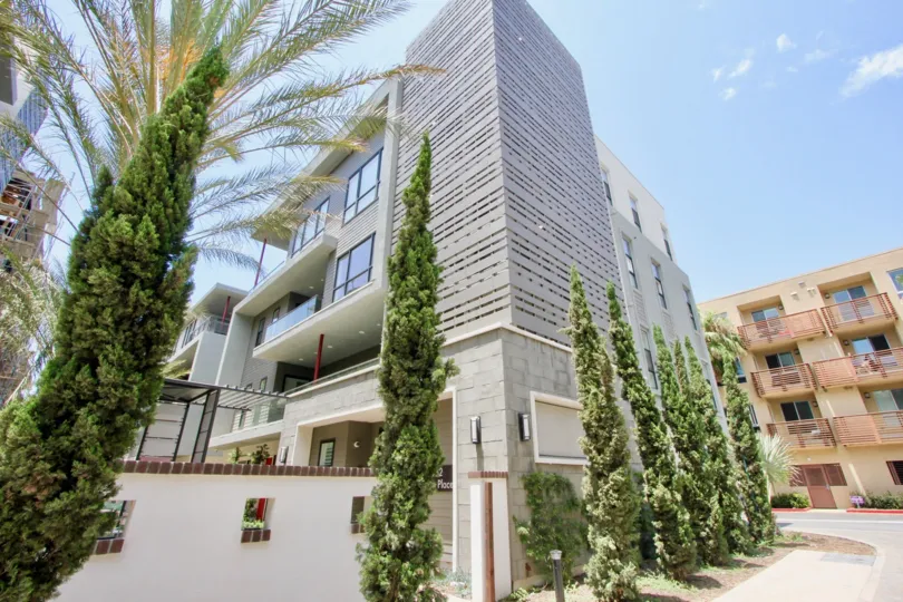 Large building with many rooms in Cleo, playa vista