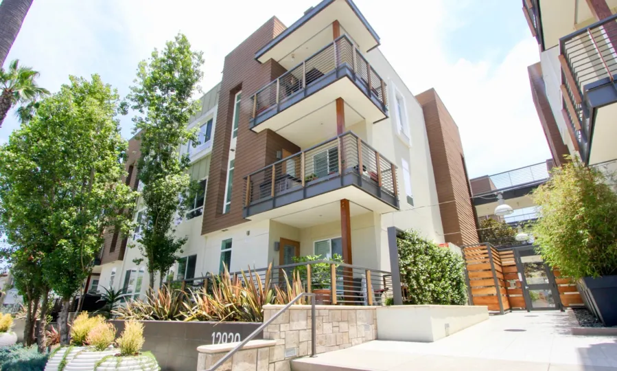 a brown building with trees in the front in primera terra