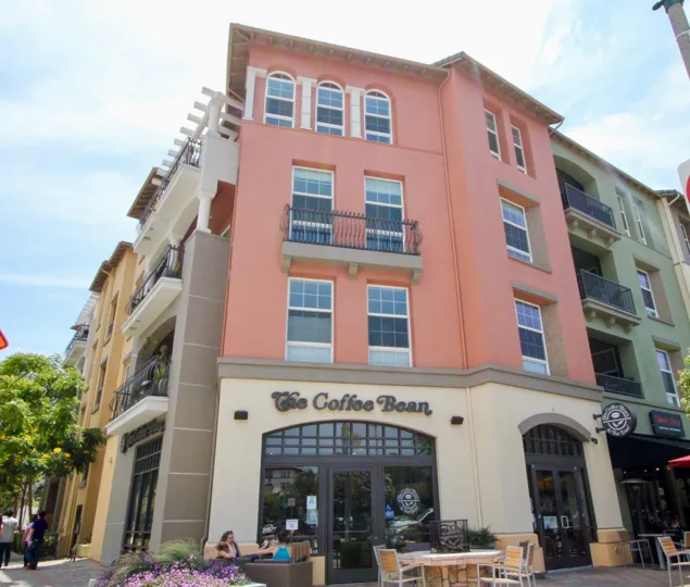 A nice afternoon at The Lofts in Playa Vista with a local business and dining tables.