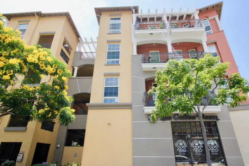 Villa with 3 floors surrounded by trees in The Lofts