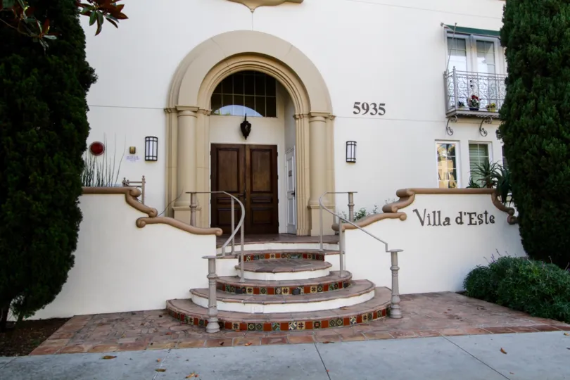 The entrance into Villa d Este Playa Vista
