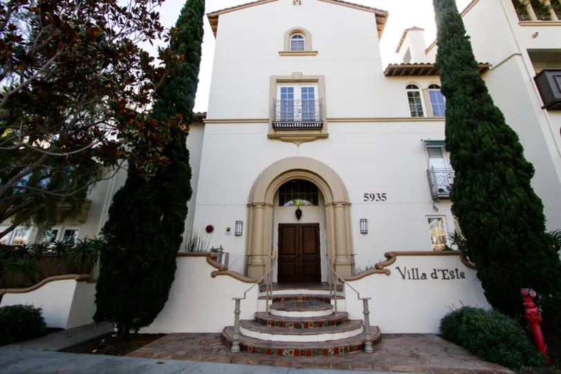 The entryway into Villa d Este Playa Vista