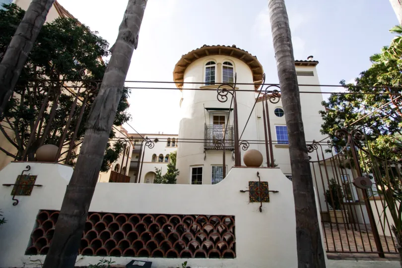The décor seen around the Villa d Este Playa Vista buildings