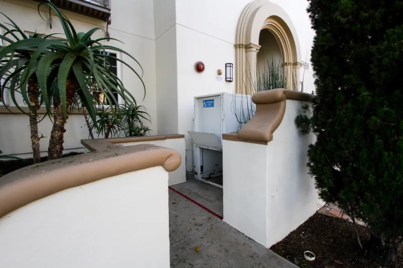 The walkway into Villa d Este Playa Vista