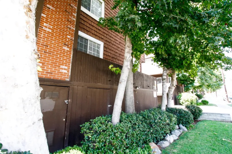 The landscaping around 7115 Etiwanda Ave in Reseda California