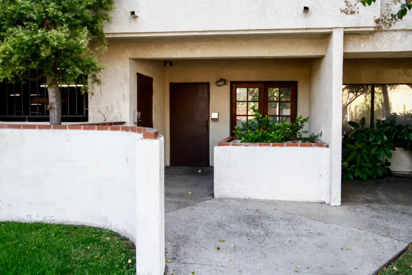 The entrance into 6323 Reseda Blvd