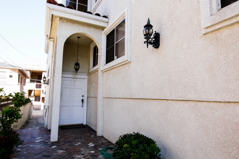The entrance into 818 S Averill Ave