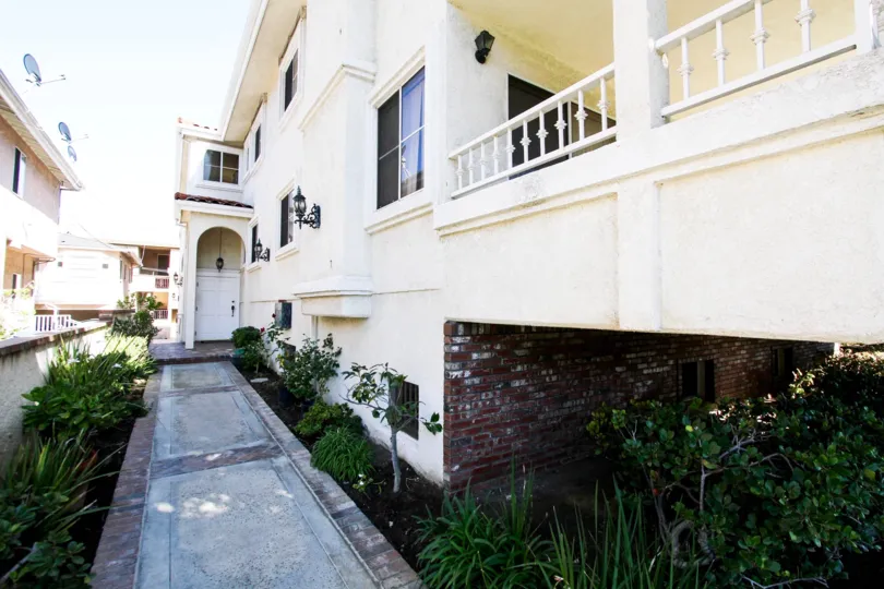The sidewalk up to 818 S Averill Ave