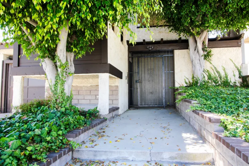 The sidewalk up to 835 W Sepulveda St