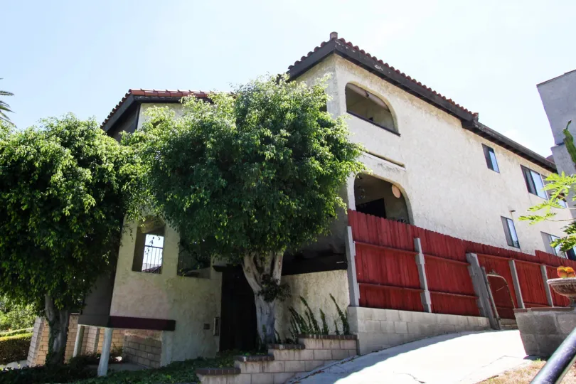 The building at 835 W Sepulveda St in San Pedro California