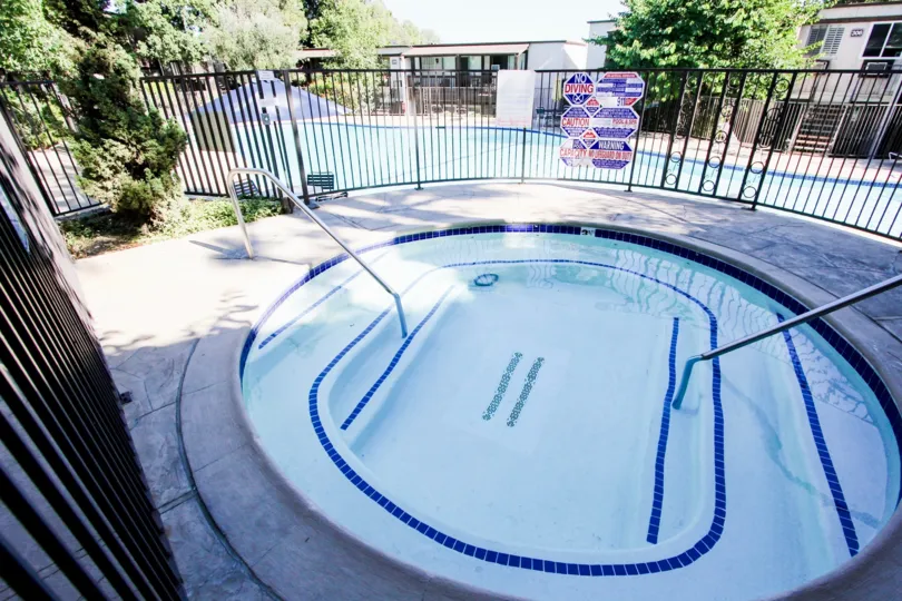 The spa area of the pool at Miraleste Canyon Estates