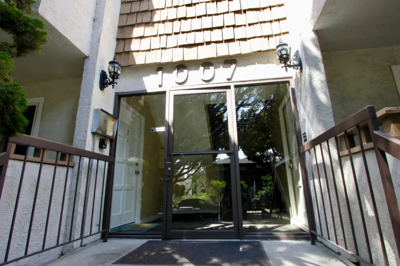 A bright day in the 1007 20th St with the entrance and lamp.
