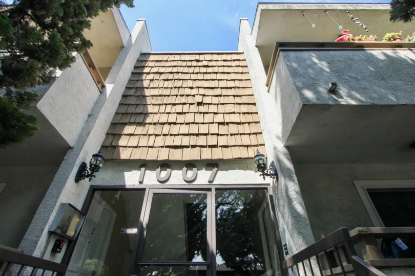 A great day in the 1007 20th St with an old apartment.