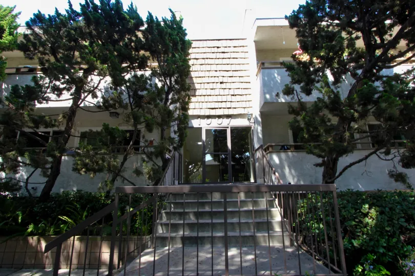 Serene and upscale nature of hose 1007 20th St, Santa Monica, California