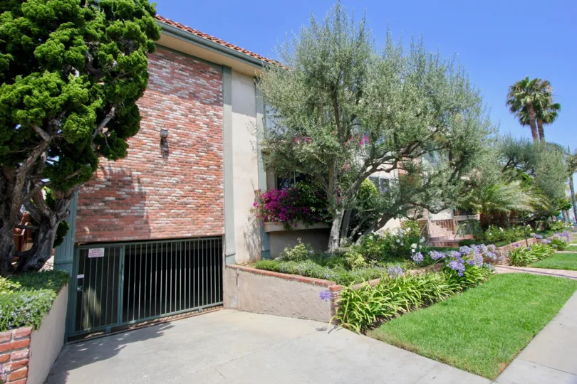Clear skies, green lawn, brick walls of 1021 5th St, Santa Monica California