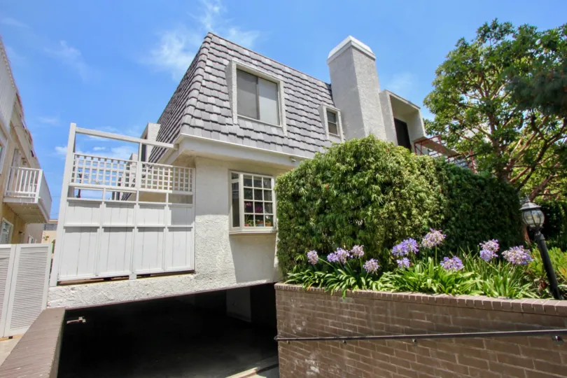 A beautiful apartment in 1037 16th St, Santa Monica, California