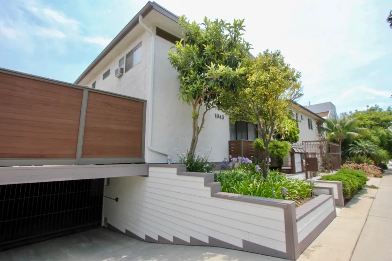 The street side in santa monica that should decorated with some trees.