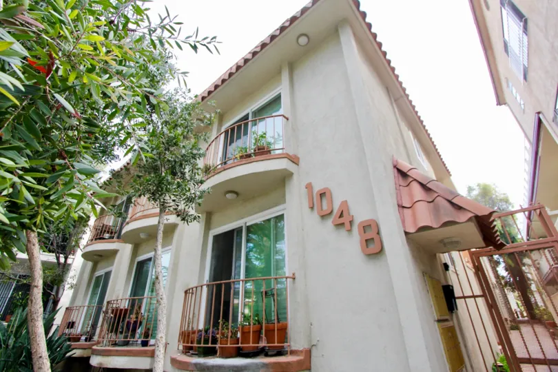 The apartment building at 1048 9th st, Santa Monica California
