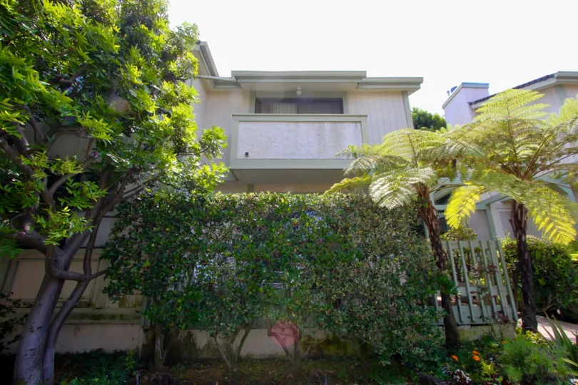 Charming gated community, Townhouse with covered parking, Dishwasher, Fireplace, and Laundry Features.