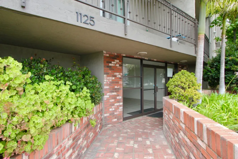 close shot of the finishing style of 1125 Pico, Santa Monica, california