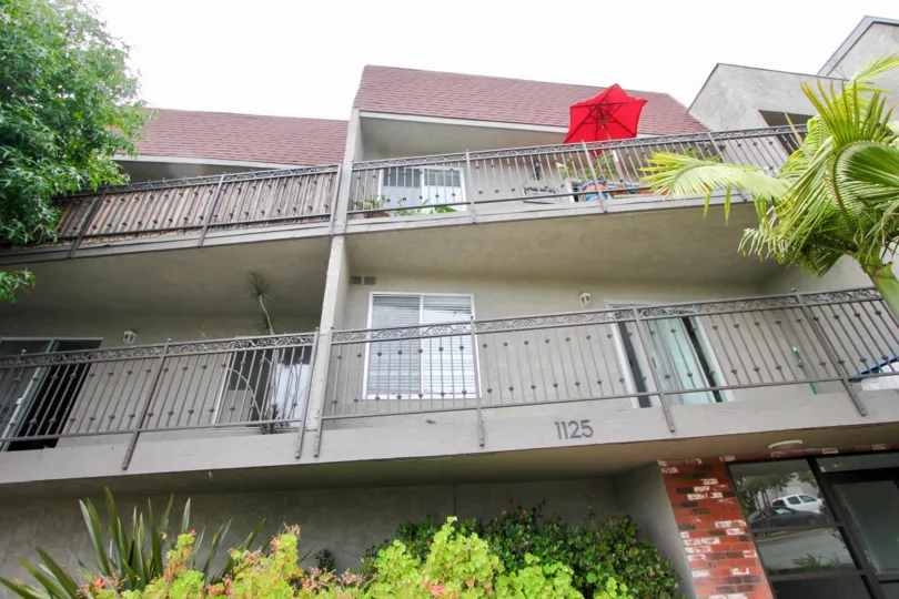 A beautiful day in the 1125 Pico with an ash color apartment.