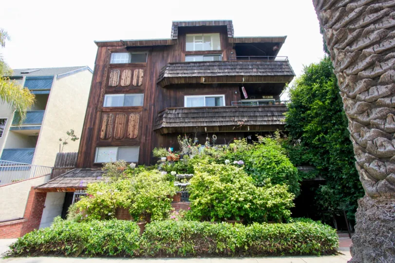 Large brown building in santa monica with many storeys and plants