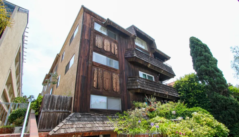 A beauitful house in 1131 12th St which was builted by wood in ancient model