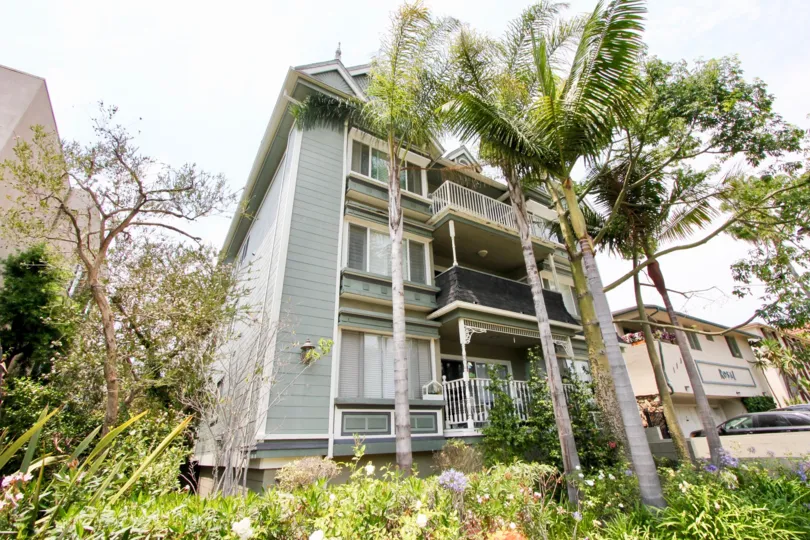 A beautiful three story building in 1138 12th St, Santa Monica, California