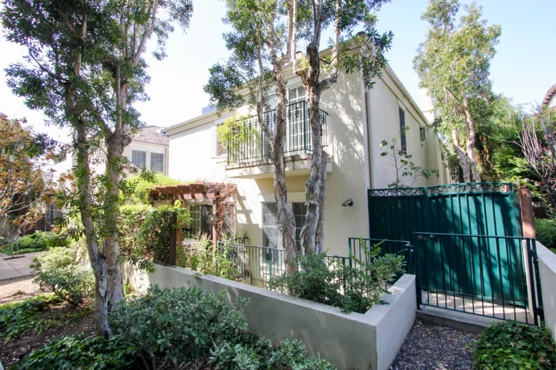 A great day in the 1144 Yale St with nice green gate.