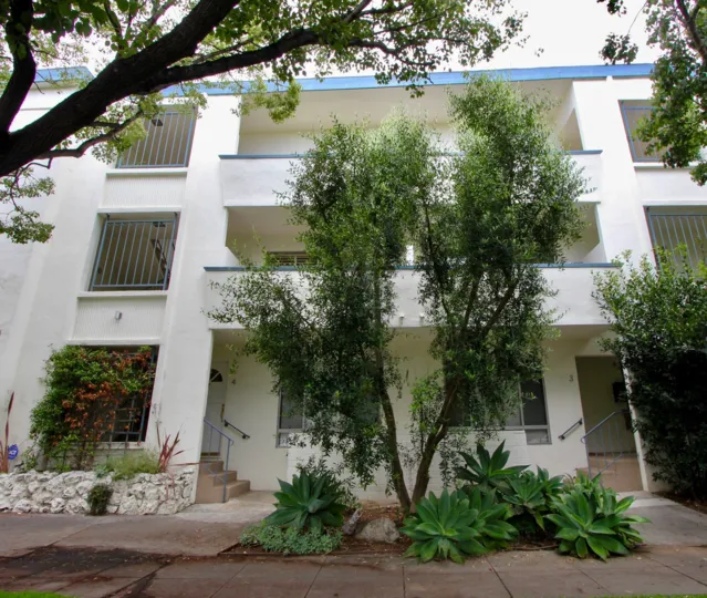 The front facade of a community building in Washington St, Santa Monica withgreen plants at the entrance.