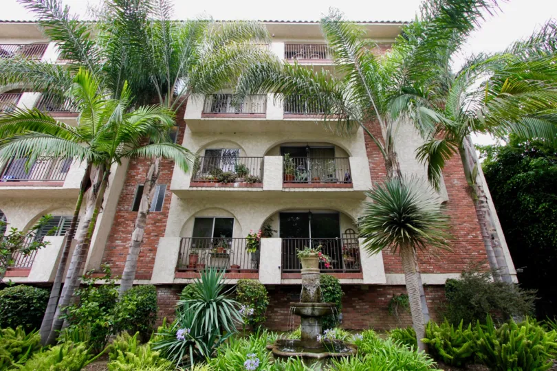 Side elevation view of 125 Montana Ave, Santa Monica, California