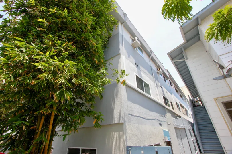 A great day in the 1333 14th St with a white color apartment.