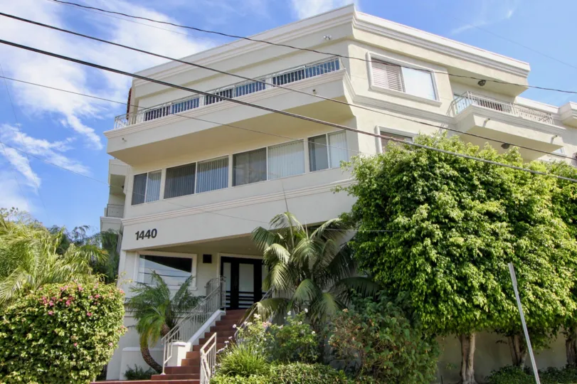 A Wonderful house in 1440 23rd st which was build in class and front side is covered with garden