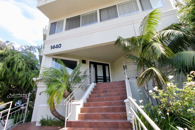 A modern house in 1440 23rd st which was builted with wounderful glasses
