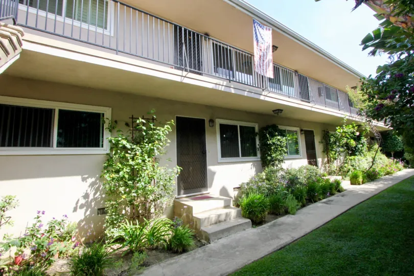 A sunny day at the front part of the 1517 Harvard's community in Santa Monica, CA