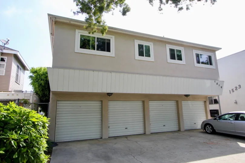 From the outside this house looks luxurious. It has been built with yellow pine wood and has oak wooden decorations. Small, rounded windows add to the overall style of the house and have been added to the house in a fairly asymmetrical pattern. The house 