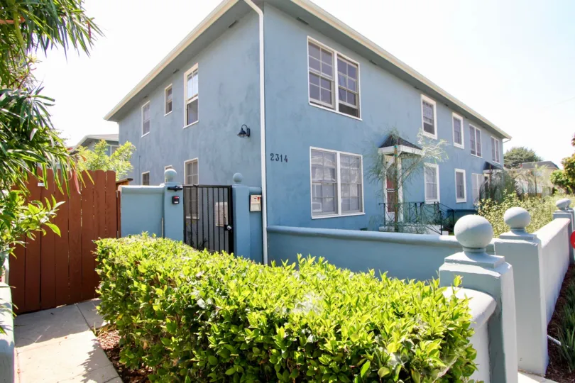 Amazing blue 2314 28th St, Santa Monica, California