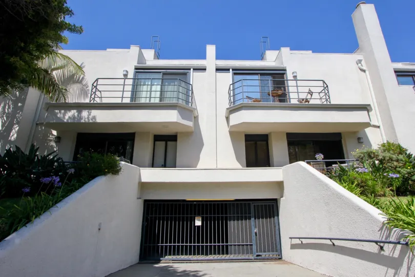 Attractive home with glass windows and white paint in santa monica.