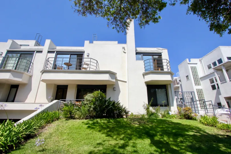 A wounderful modern house in 2445 28th St which has good garden and good appearence