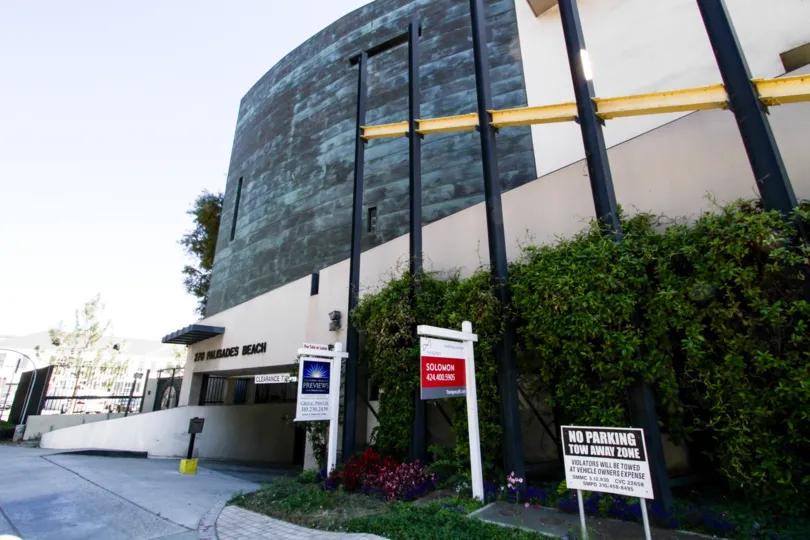 The entrance into the parking at 270 Palisades Beach in Santa Monica