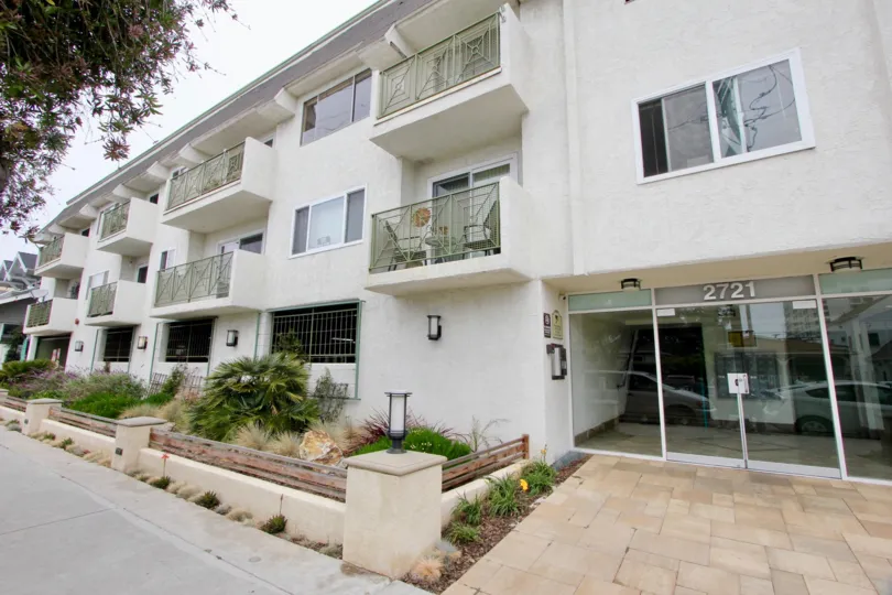 Grand and well made 2721 2nd St Apartments in Santa Monica, California