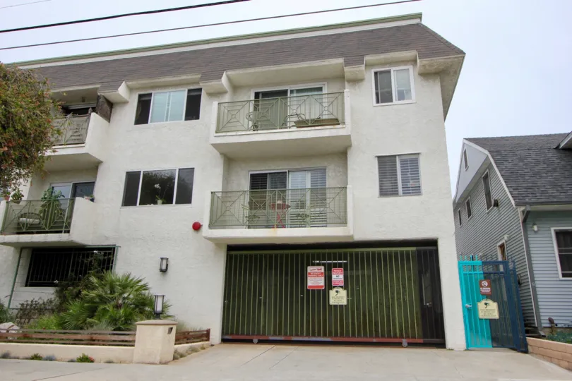 A house in santa monica with the beautiful windows.