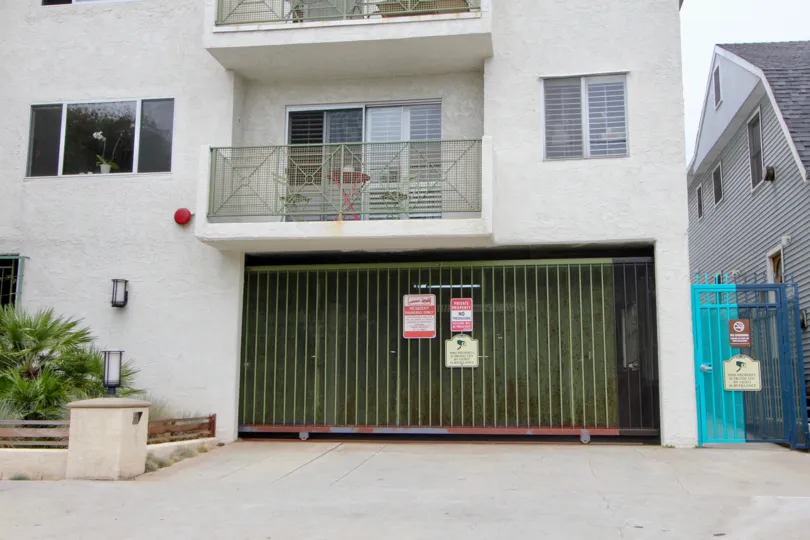 A House in 2721 2nd st which was covered with gate.