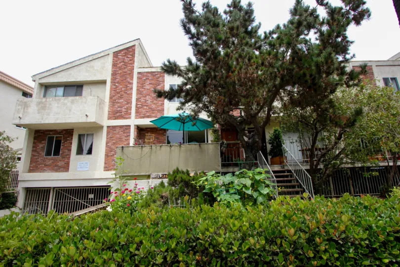 Large building in santa monica with light blue umbrella and sunny weather
