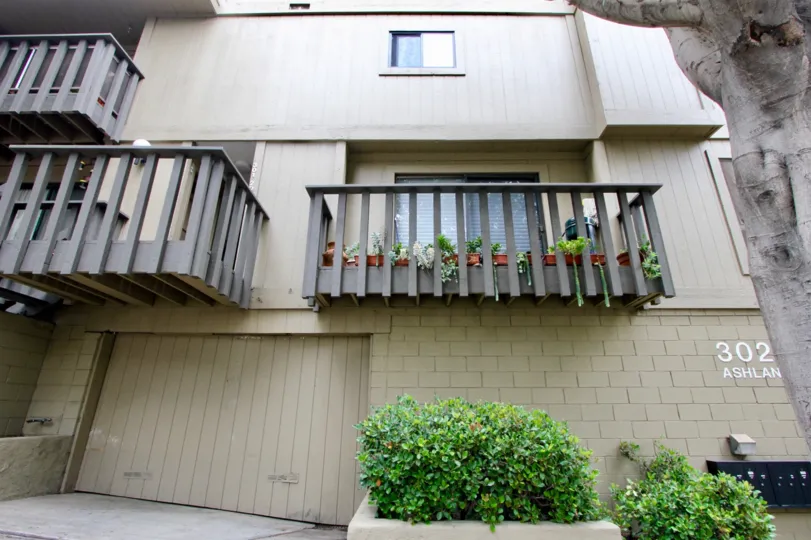 clean finishing of the building and front view of 302 Ashland, Santa Monica, california