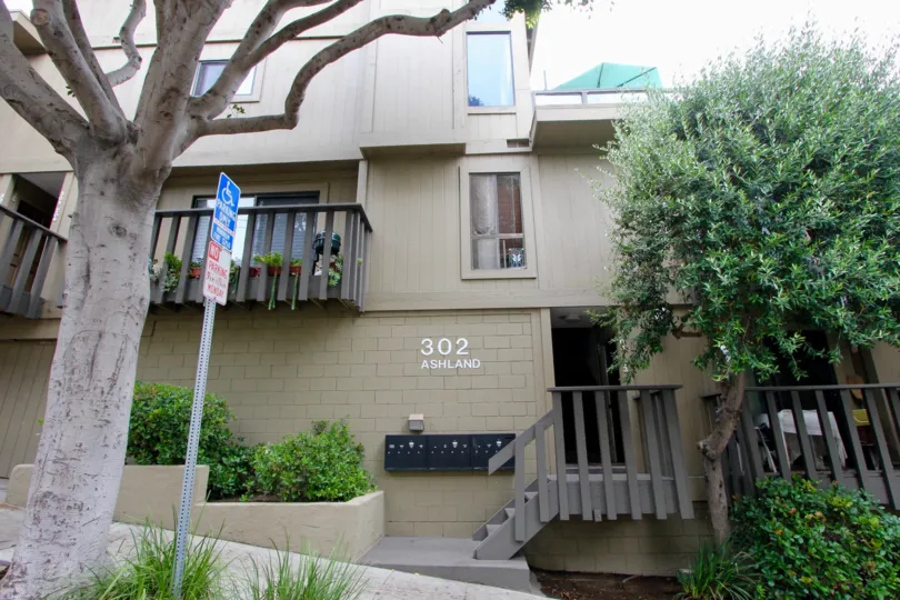 Front view and classy looks of 302 Ashland, Santa Monica, California