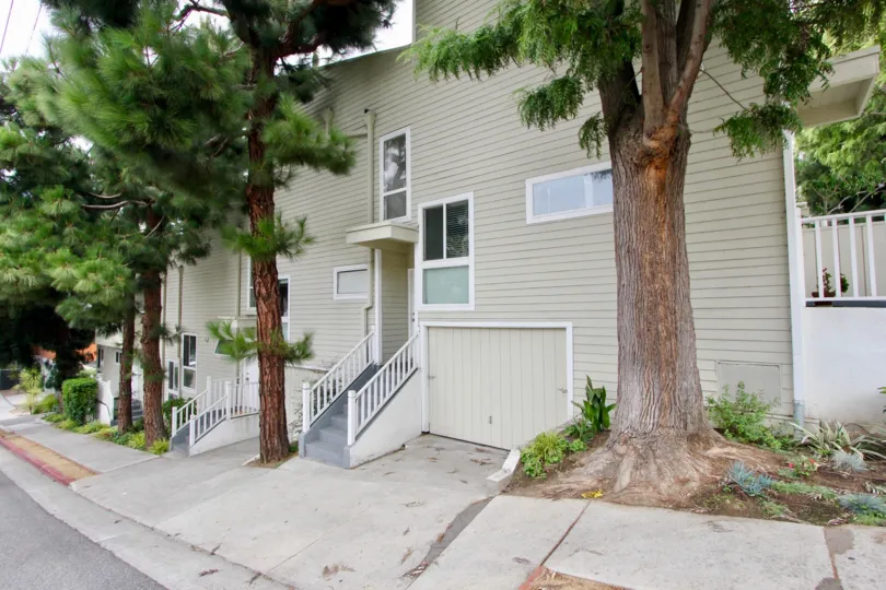 A minimal housing row with wooden cladding in 3101 Fifth community.