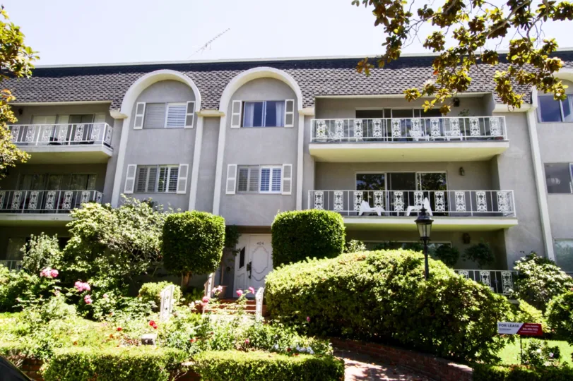 The building at 404 San Vicente in Santa Monica